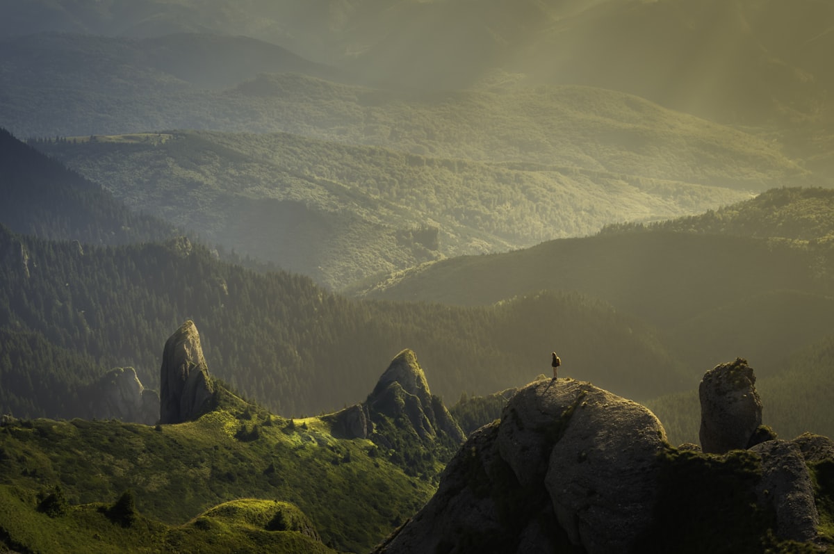 Uitzicht over Europese berglandschap, de vrijheid van reizen met premium lounge access