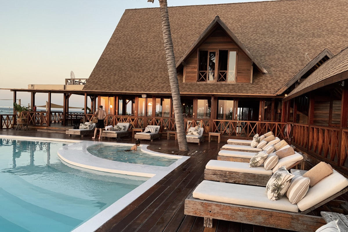 Four Seasons hotel swimming pool with palm trees, typical FHR Fine Hotels and Resorts stay for Amex Platinum cardholders